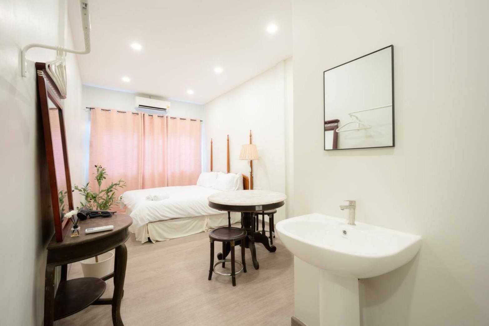 Hidden Dragon X Yaowarat Road Apartment Банкок Екстериор снимка